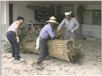 松明作りの様子 その1