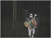 火踊り坂を登る様子