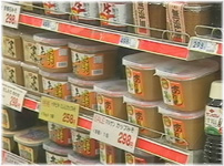 スーパーで売られる味噌